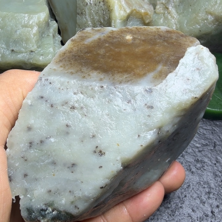 和田玉（糖玉）未镶嵌珠宝奇石