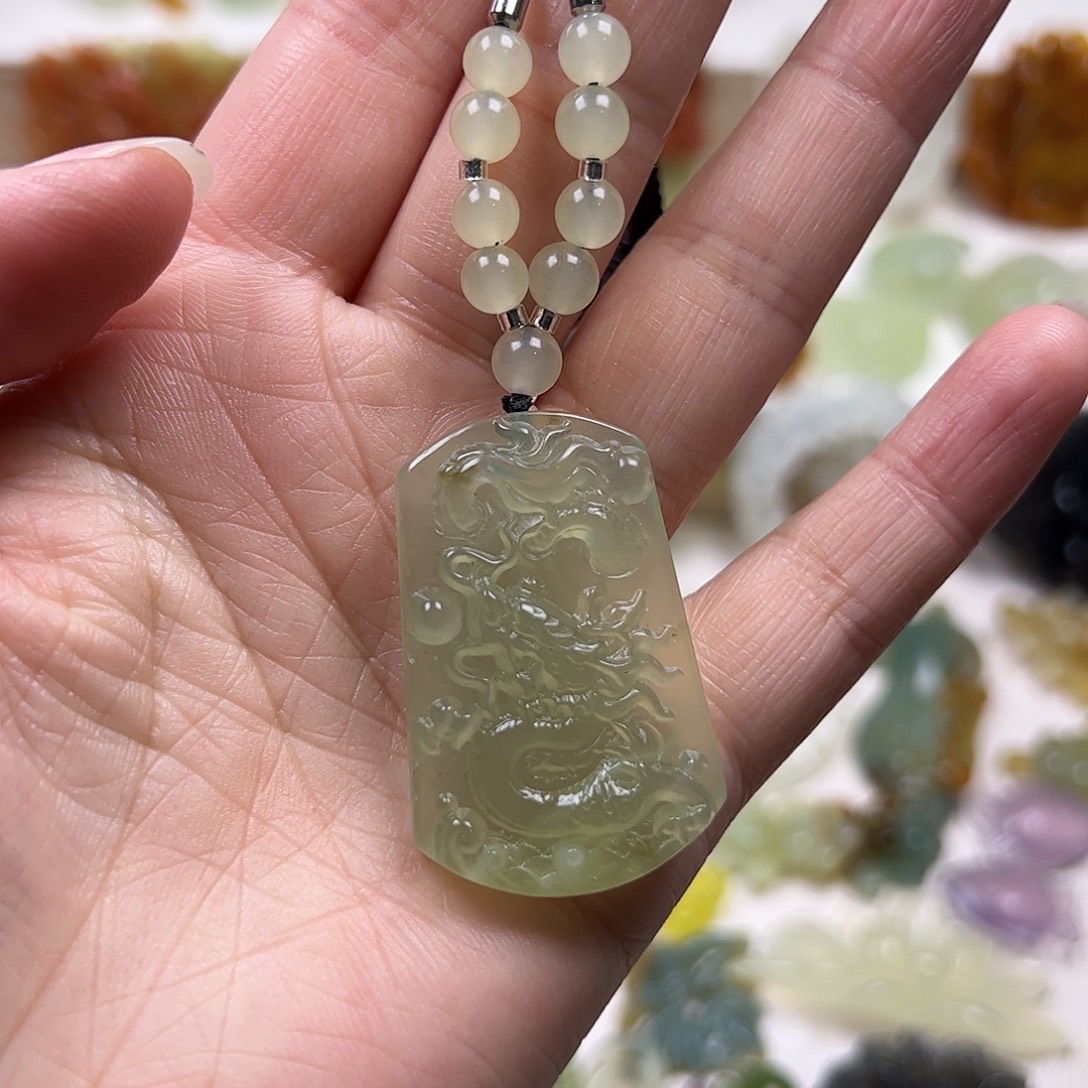 蛇纹石玉未镶嵌颈饰