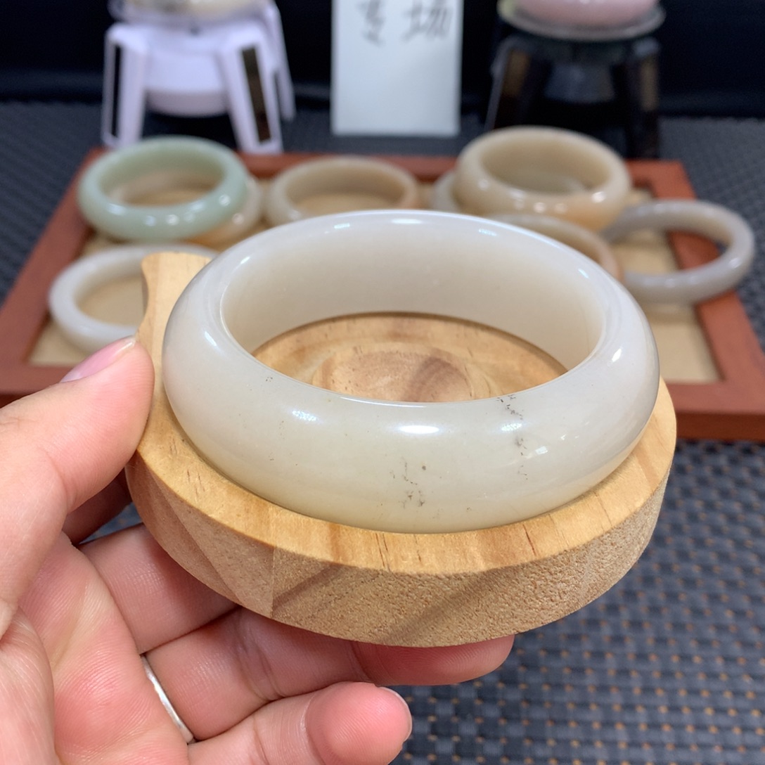 石英质玉（佘太翠）未镶嵌手镯漏64.3草花轮胎