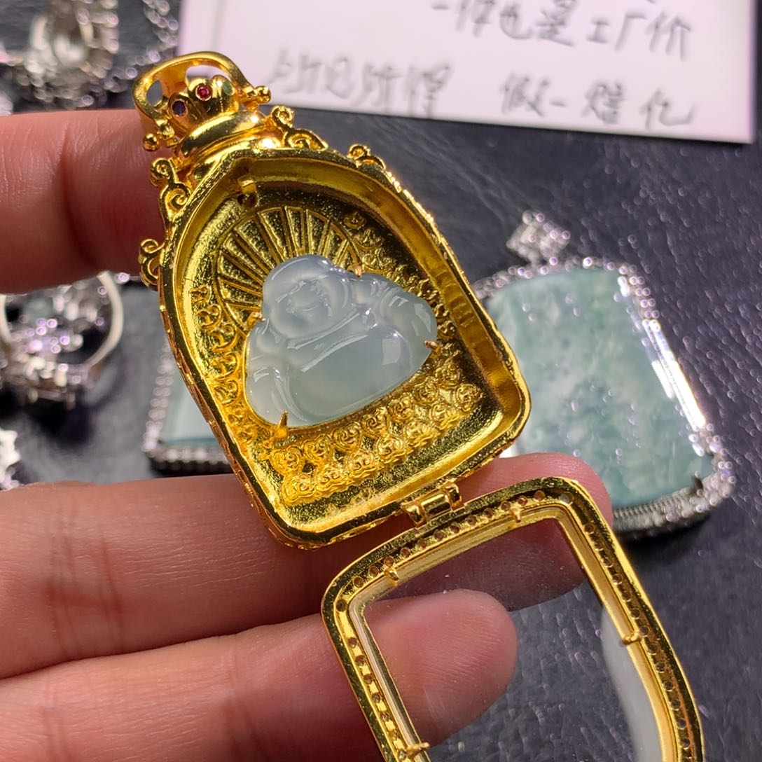 翡翠未镶嵌颈饰开门见佛