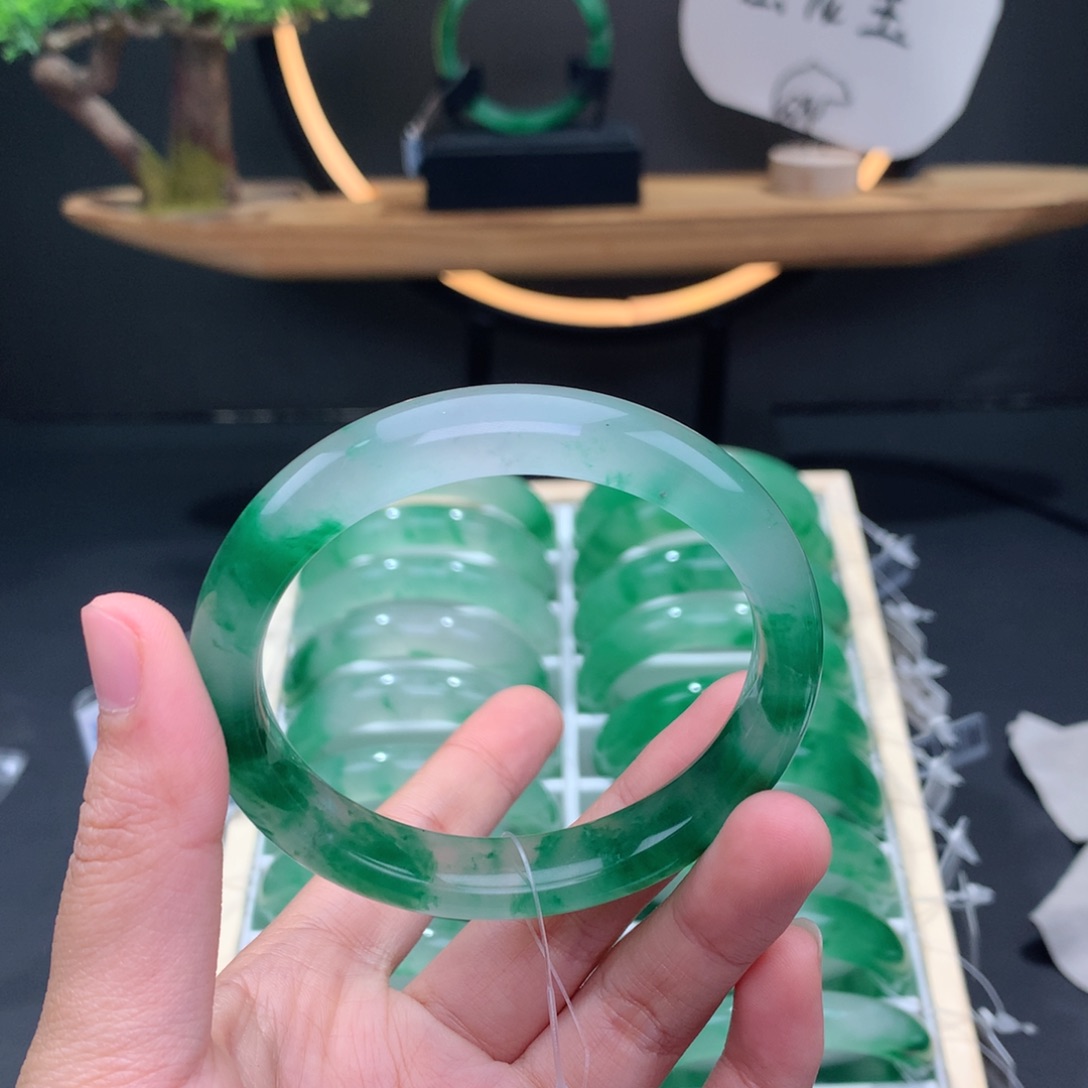 石英质玉手镯未镶嵌星*?