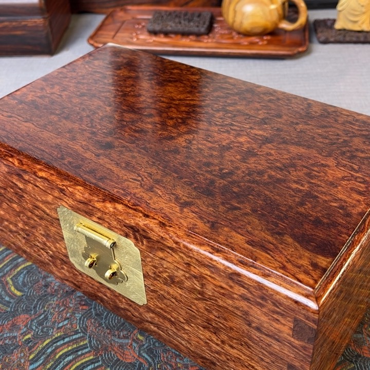 贡木满榴花首饰盒