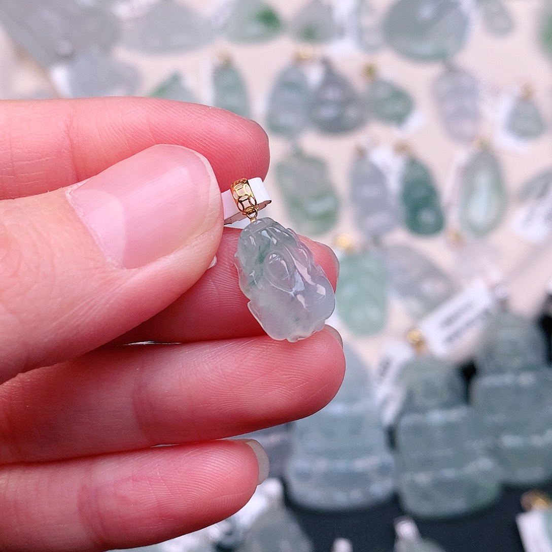 翡翠颈饰18K金镶嵌飘花貔貅