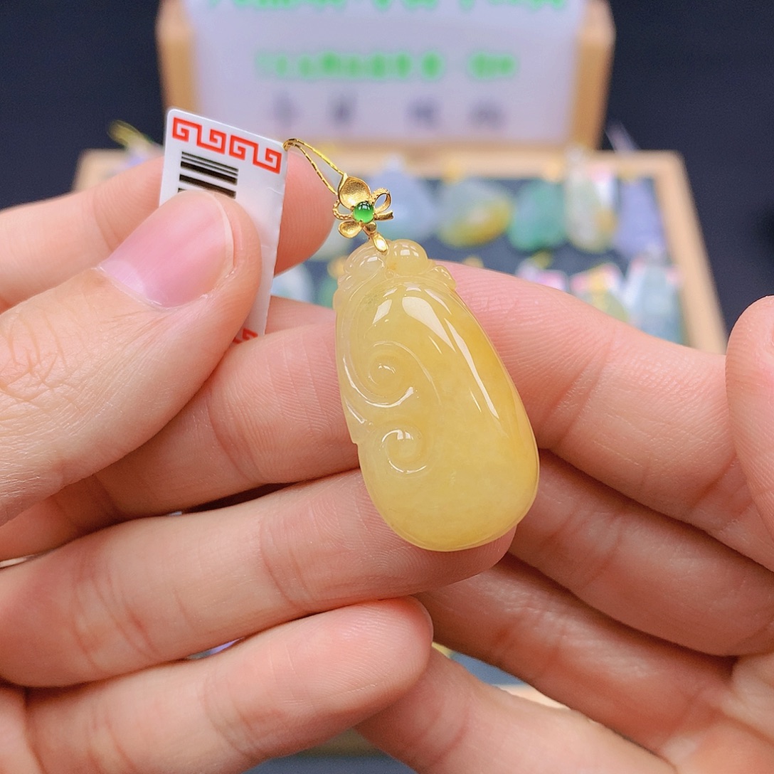 翡翠18K金镶嵌颈饰翡翠