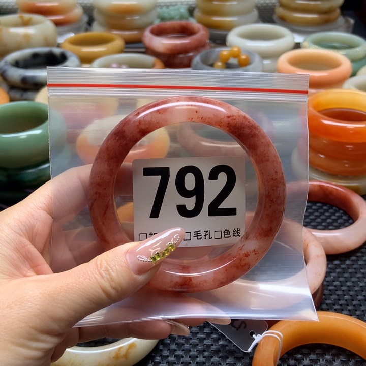 石英质玉手镯未镶嵌一**伴