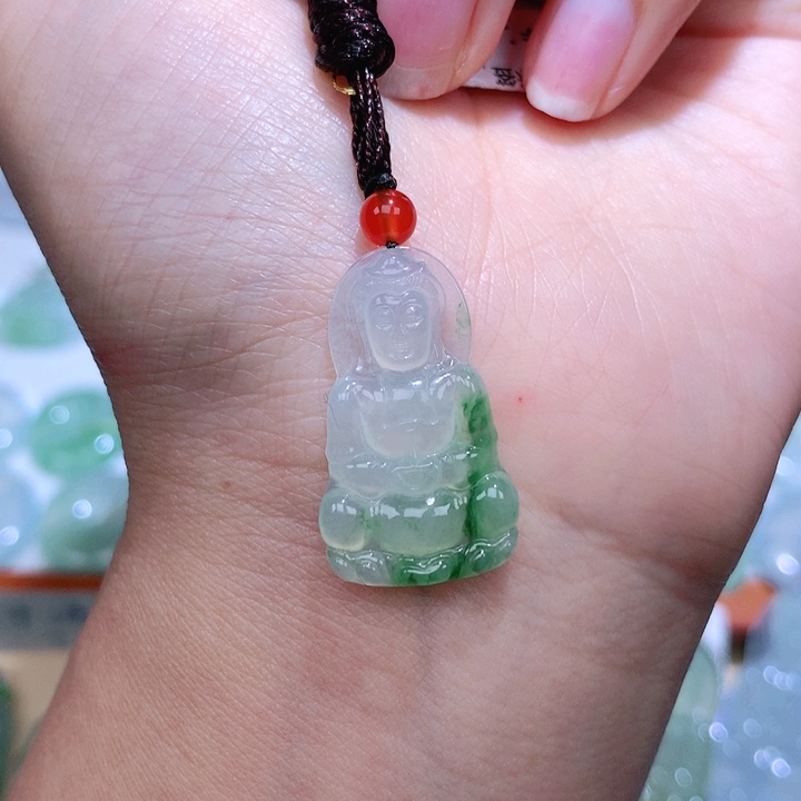 翡翠未镶嵌颈饰观音
