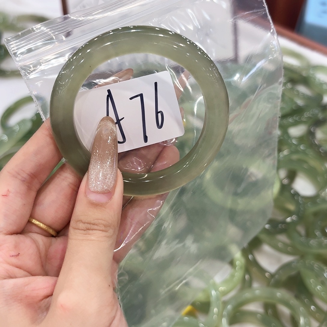 恃***柒未镶嵌蛇纹石玉手镯