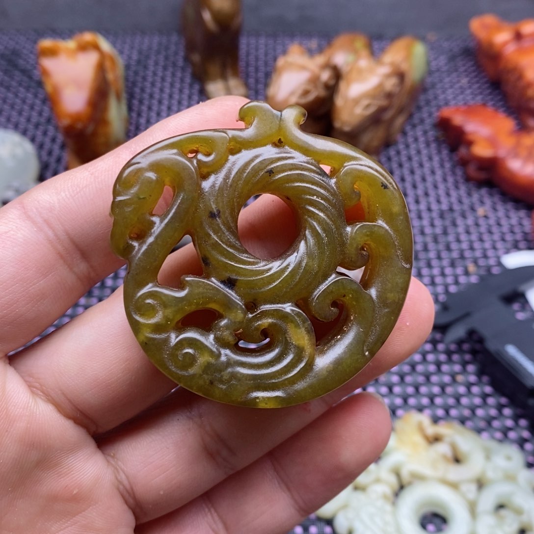 蛇纹石玉颈饰未镶嵌