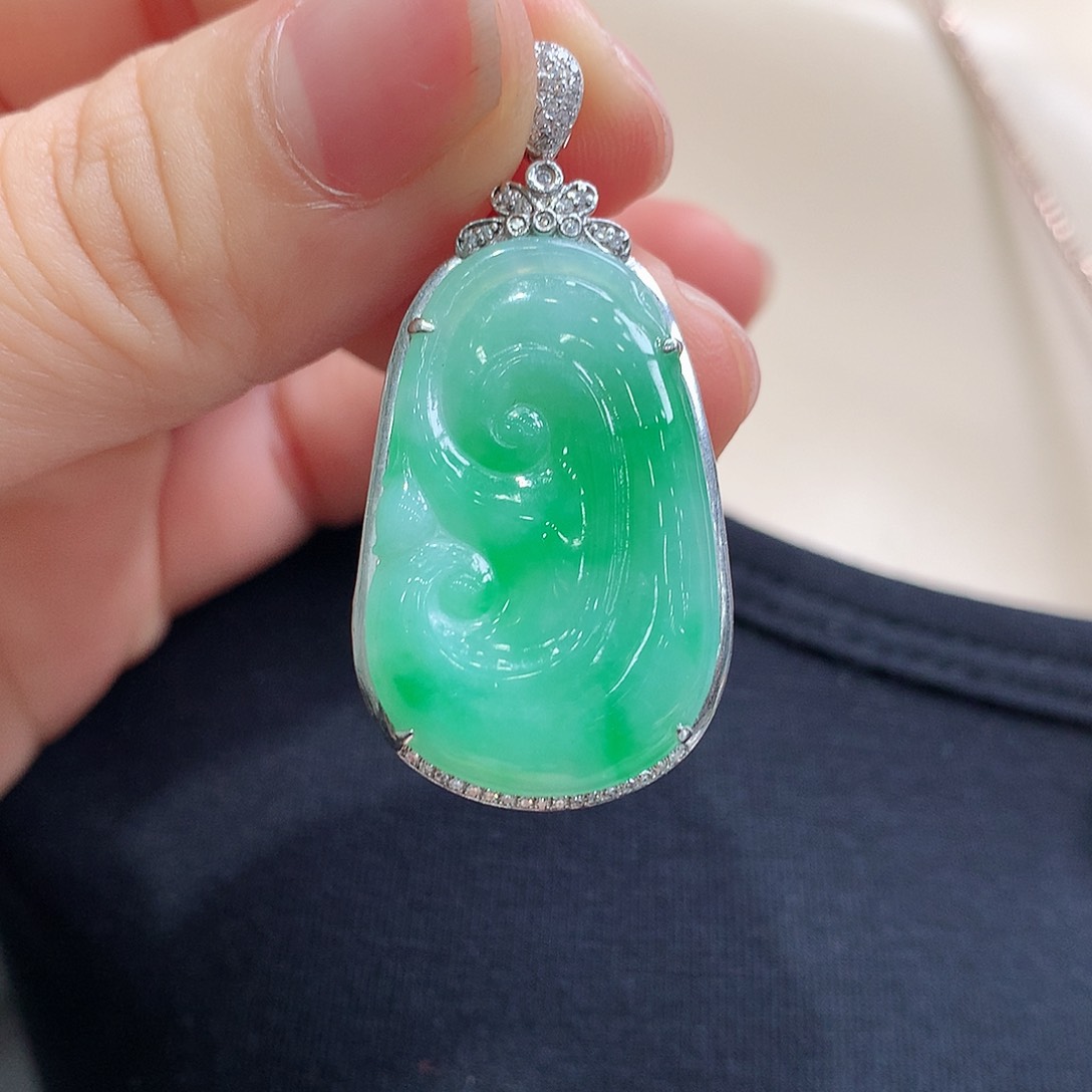 翡翠18K金镶嵌颈饰如意