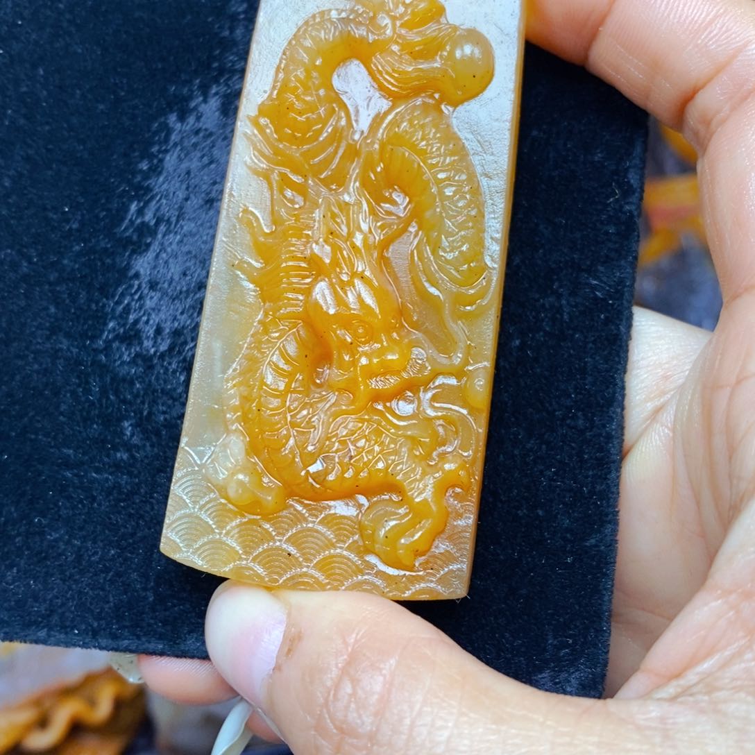 石英质玉（黄龙玉）未镶嵌颈饰