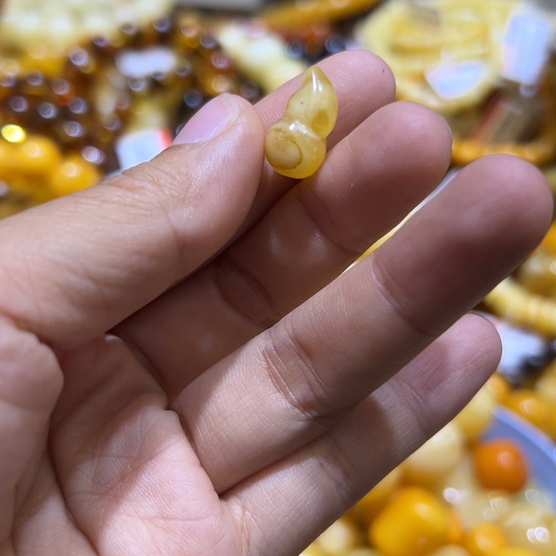 琥珀珠宝奇石未镶嵌