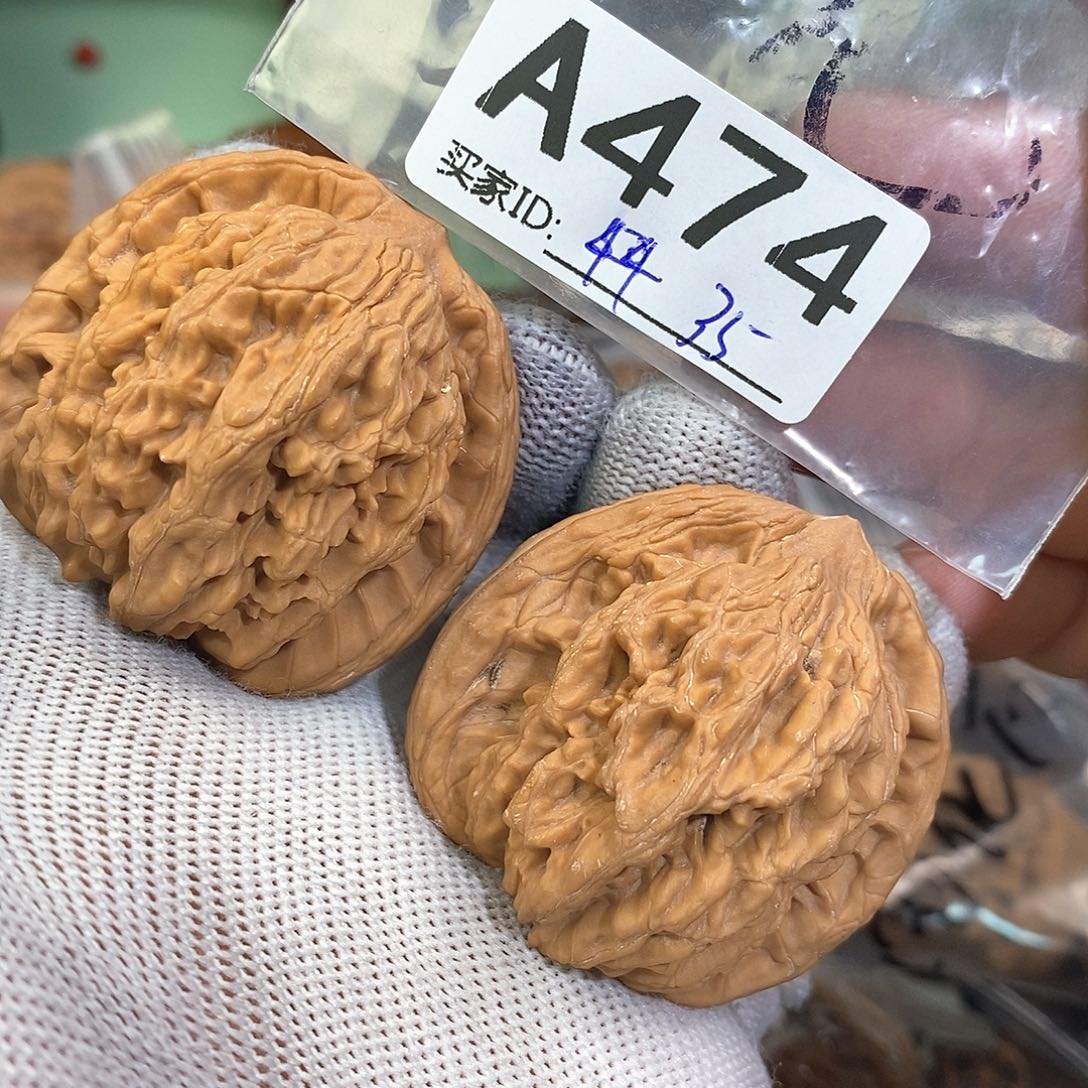 桃核把件虎头44尺。       