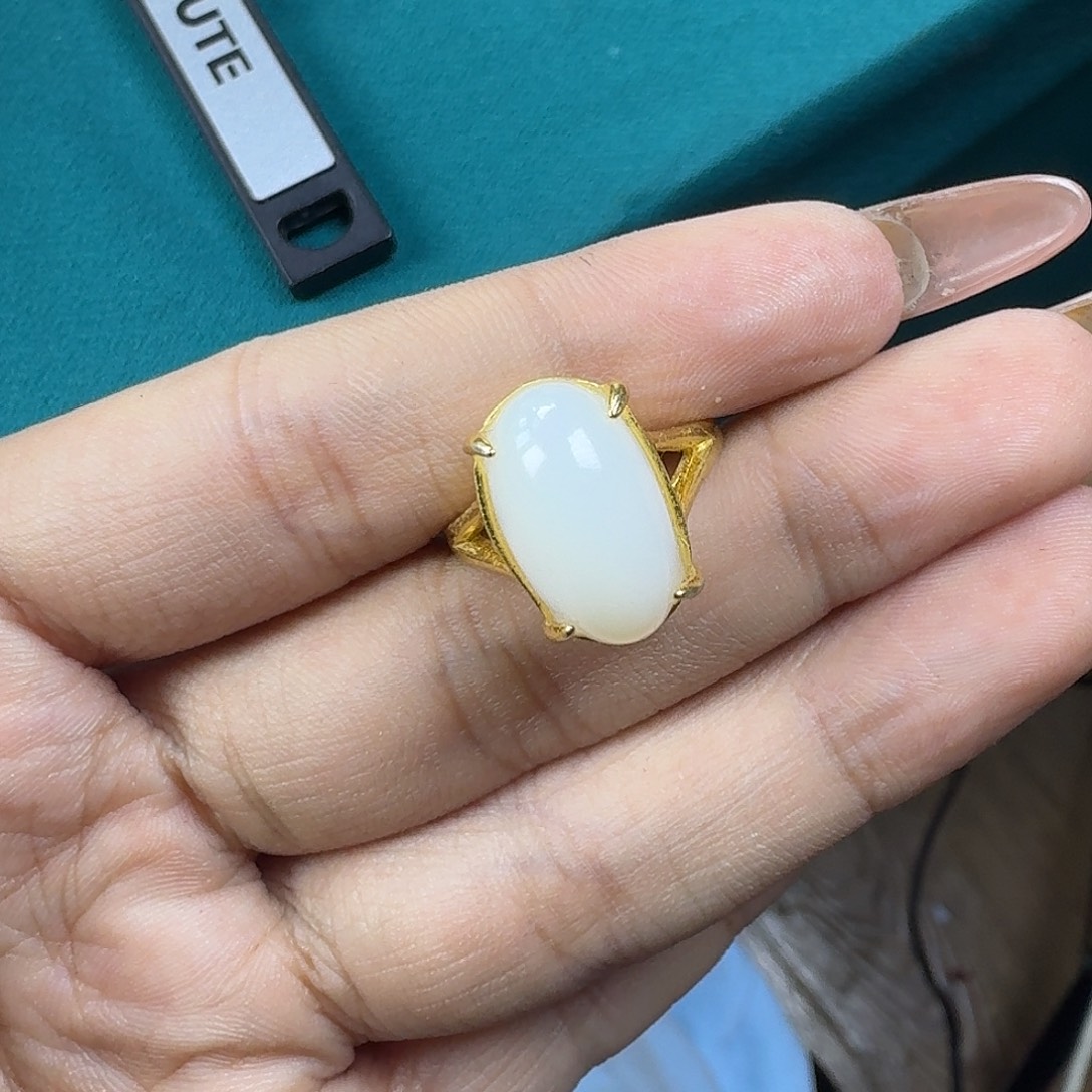 暖***春和田玉未镶嵌戒指