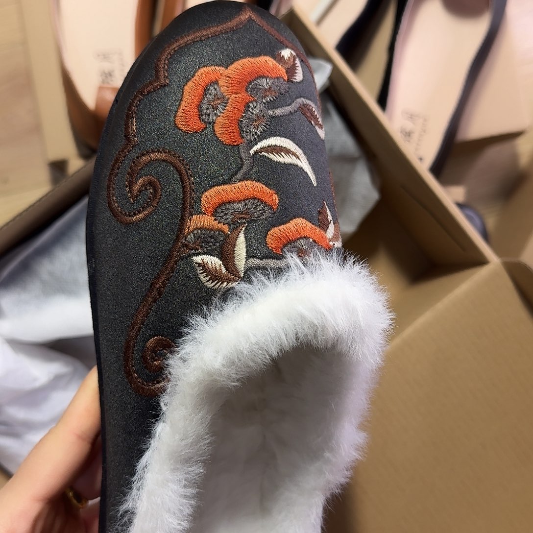 黑色红色拖鞋各一双香云纱