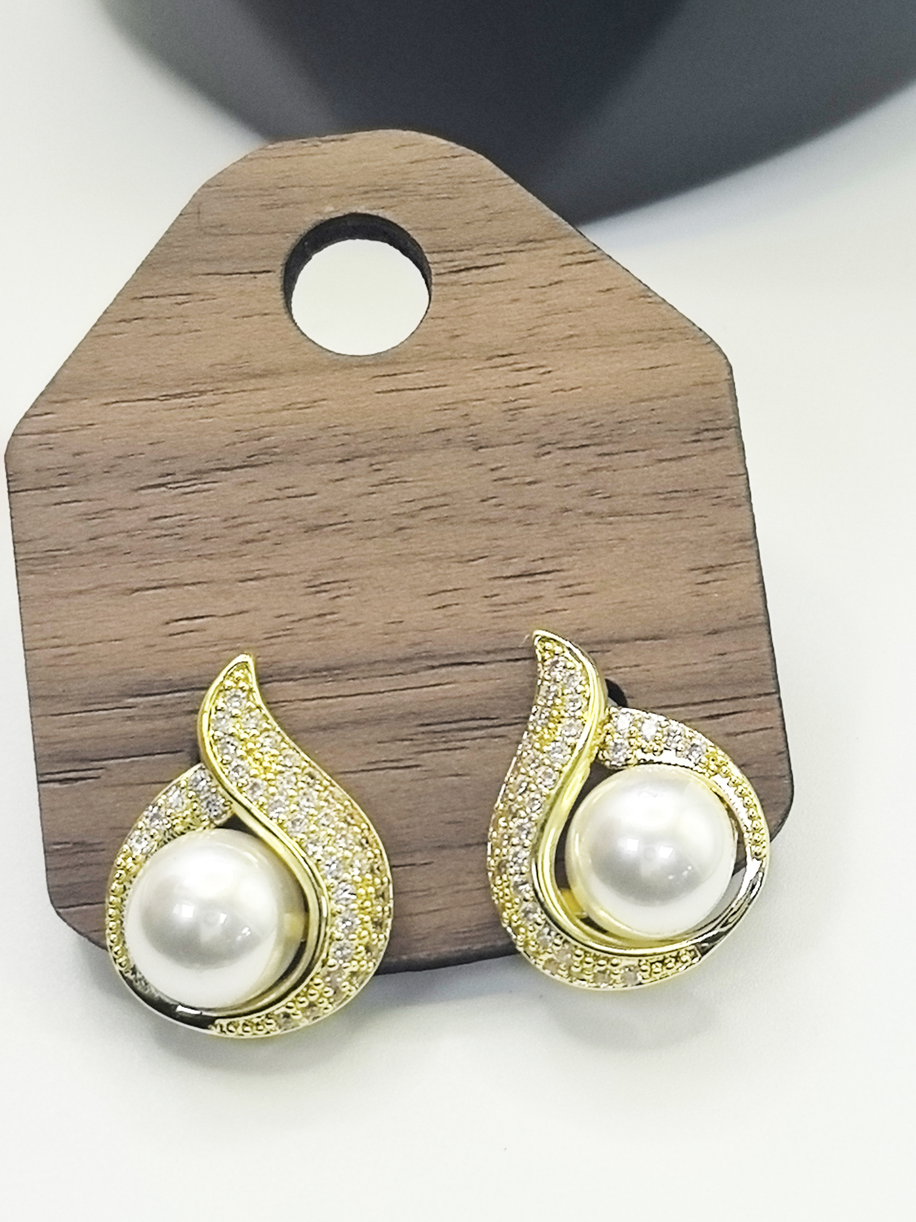 铜合金仿珍珠耳饰 通用女耳饰设计感法式素款耳环百搭优雅耳饰