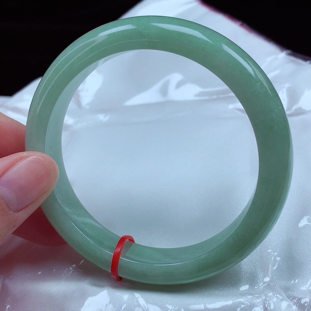 翡翠手镯未镶嵌60圈