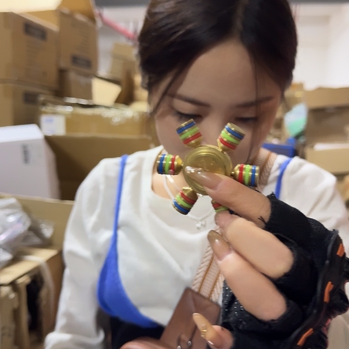 彩色的指尖陀螺金属的