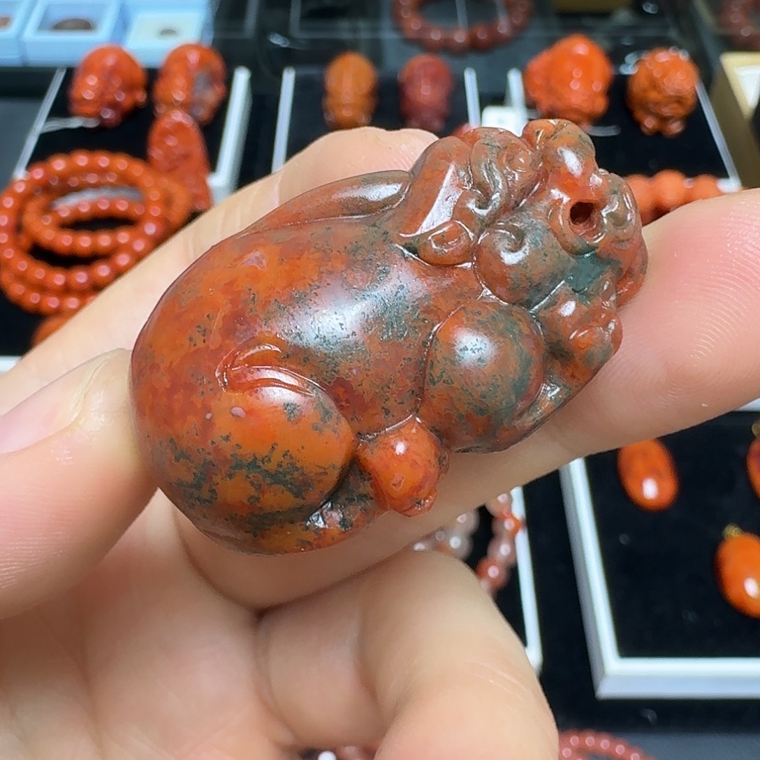 南红玛瑙未镶嵌川料瓦西黑铁皮包浆貔恘40.3g