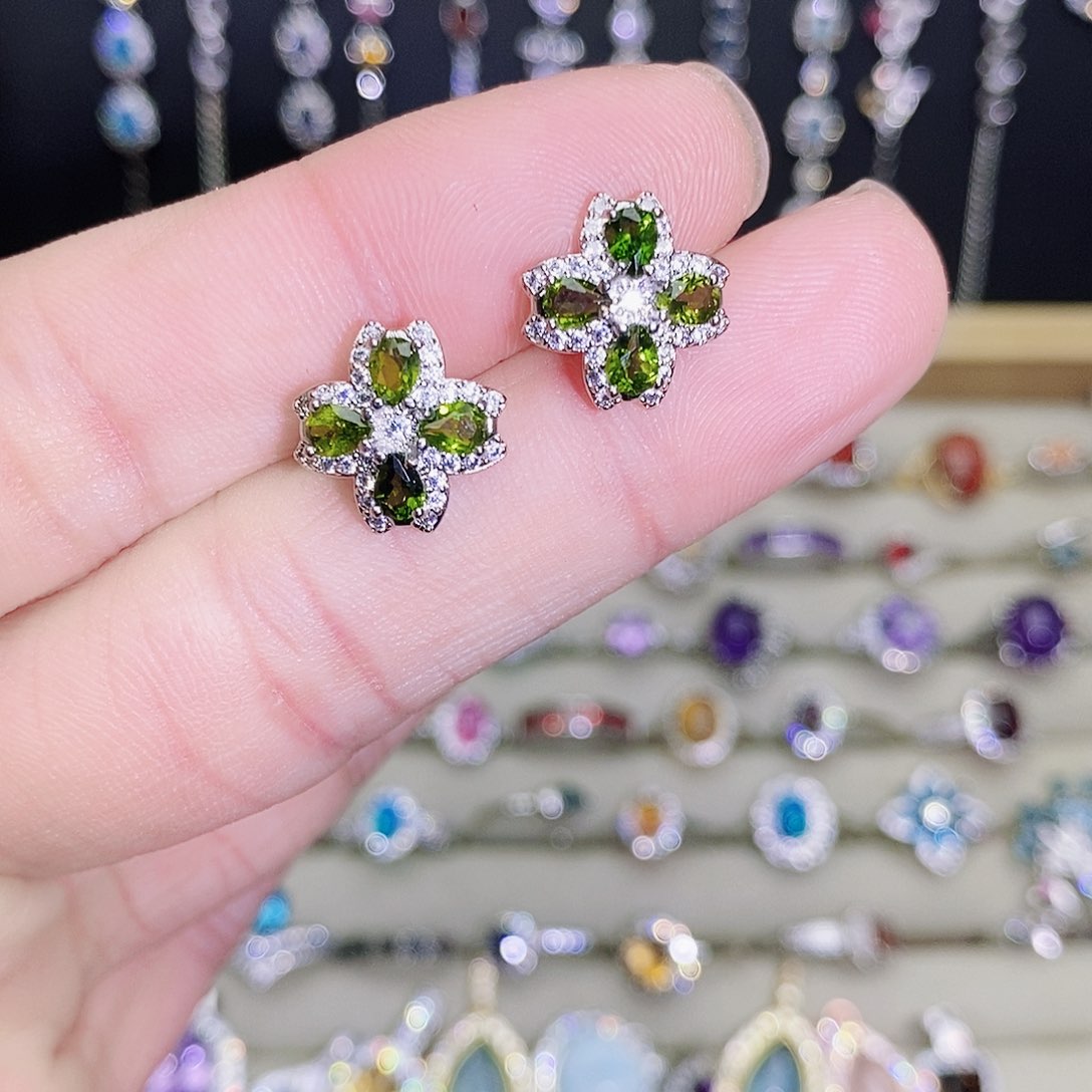 未镶嵌透辉石耳钉