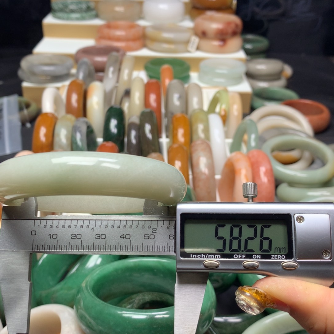 石英质玉手镯未镶嵌