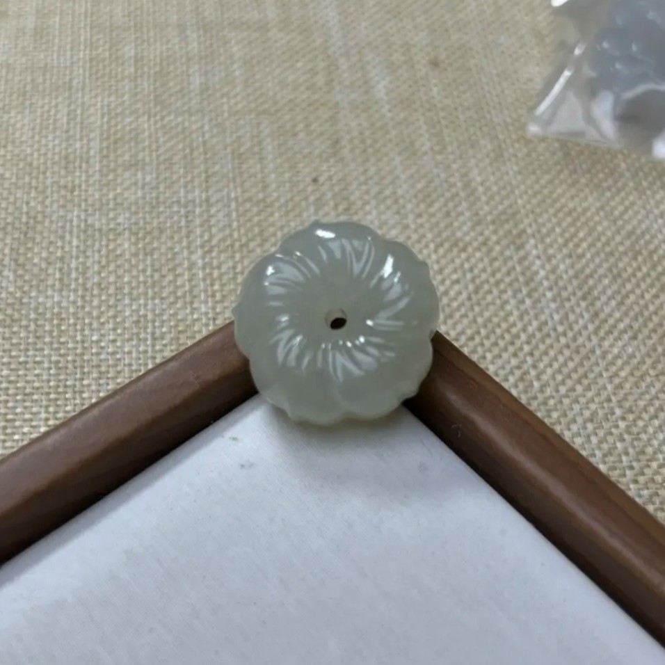 天然和田玉手工雕刻，太阳花