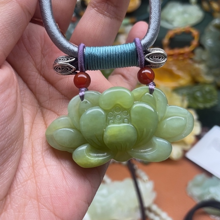 蛇纹石玉吊坠合金