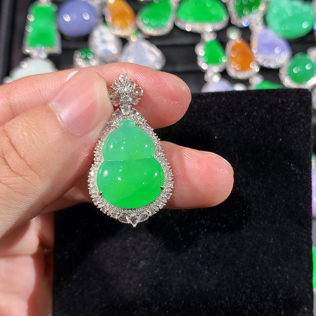 翡翠18K金镶嵌颈饰