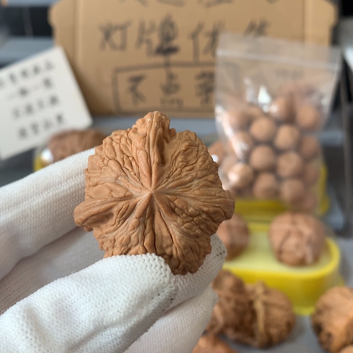 江***2文玩核桃吊坠异形单只，有瑕疵