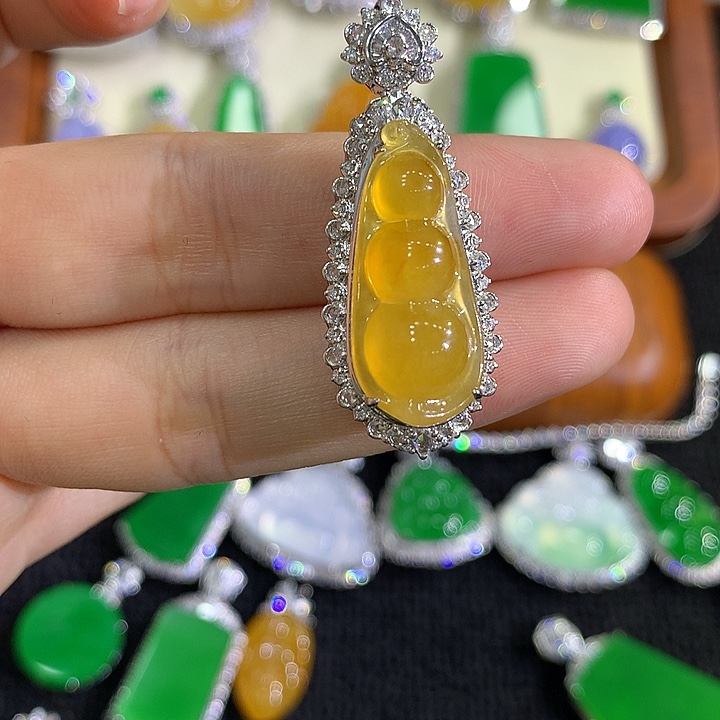 翡翠18K金镶嵌颈饰豆子