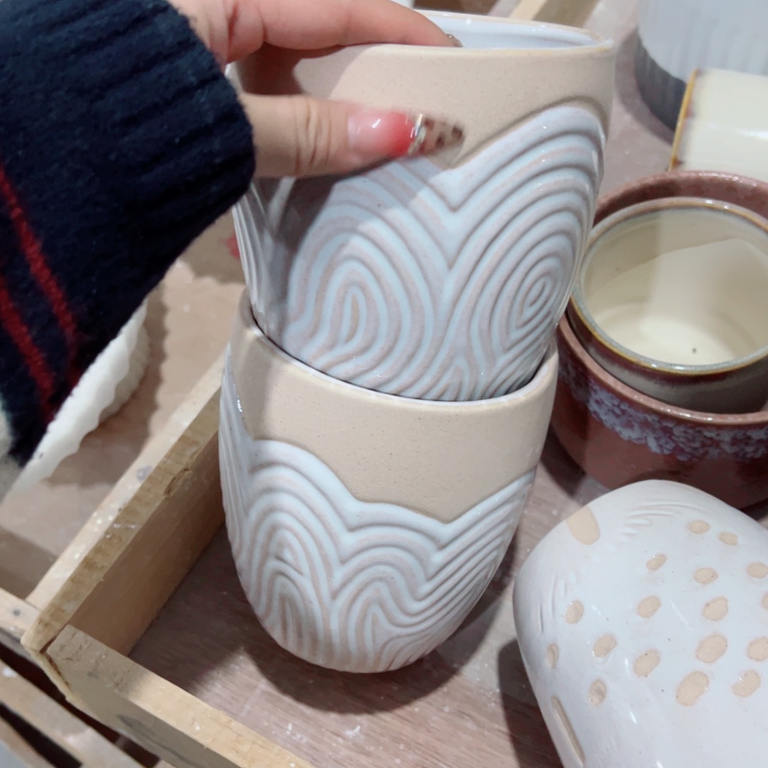 有孔，陶瓷花盆满10米包邮发货。微瑕介意慎拍