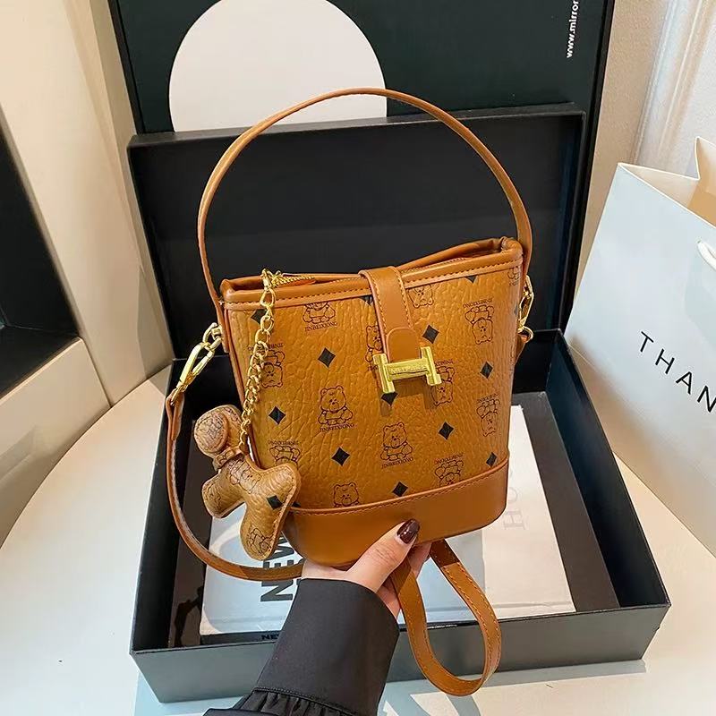 00Purse轻奢女包水桶时尚小熊手提包女百搭洋气质感通勤7018