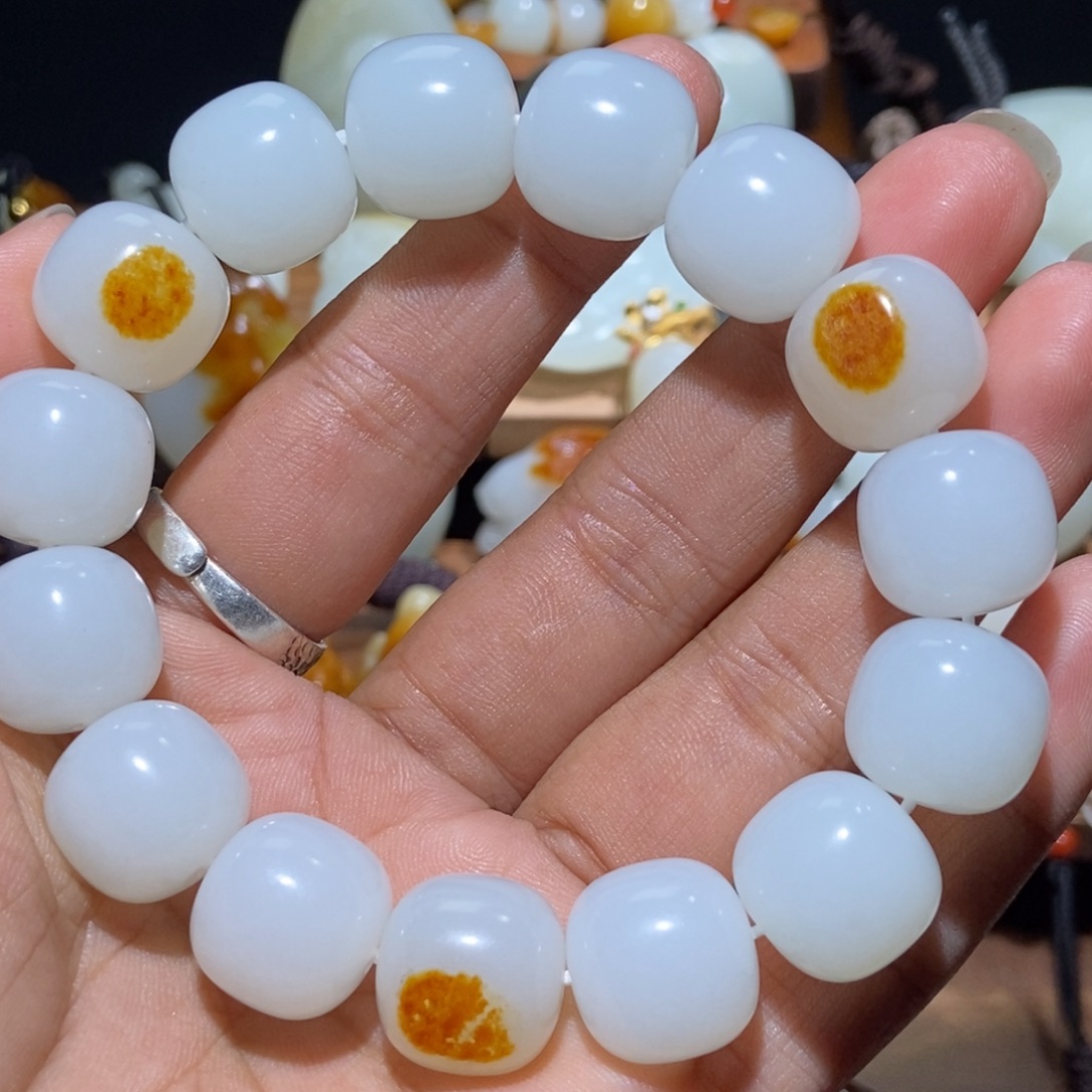 .****和田玉未镶嵌颈饰