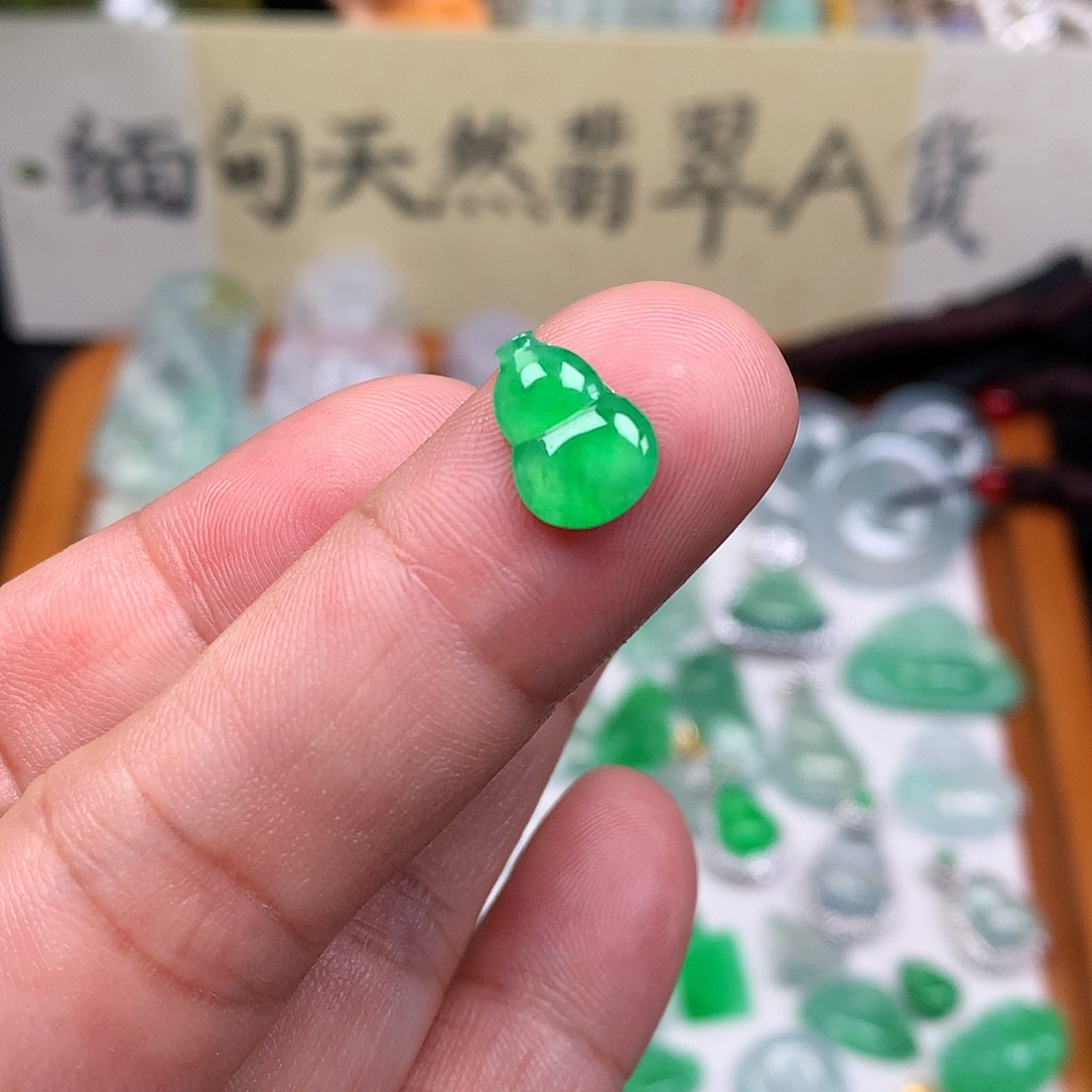 翡翠裸石缅甸天然A货翡翠阳绿葫芦