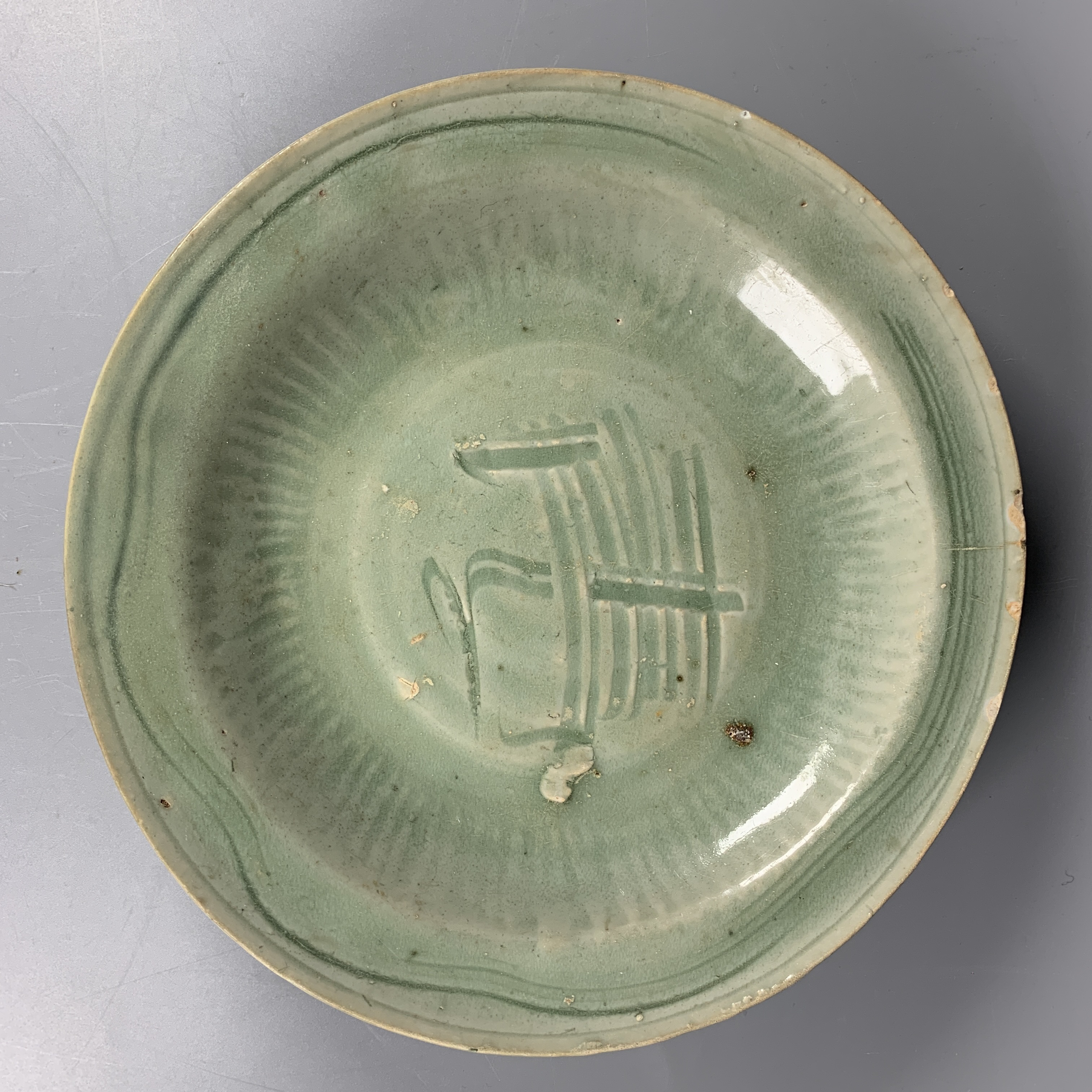 022031701 明早期翠青釉寿字盘 xg 云南省文物总店