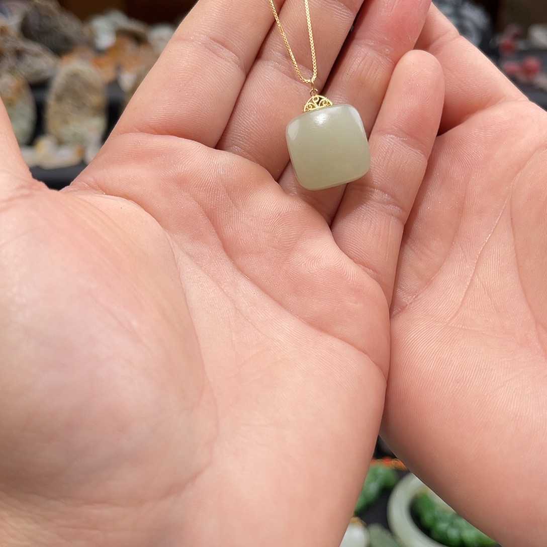 和田玉18K金镶嵌颈饰