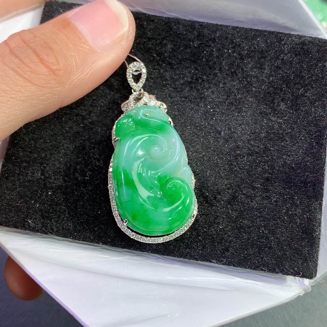 翡翠吊坠(赠链)18K金镶嵌