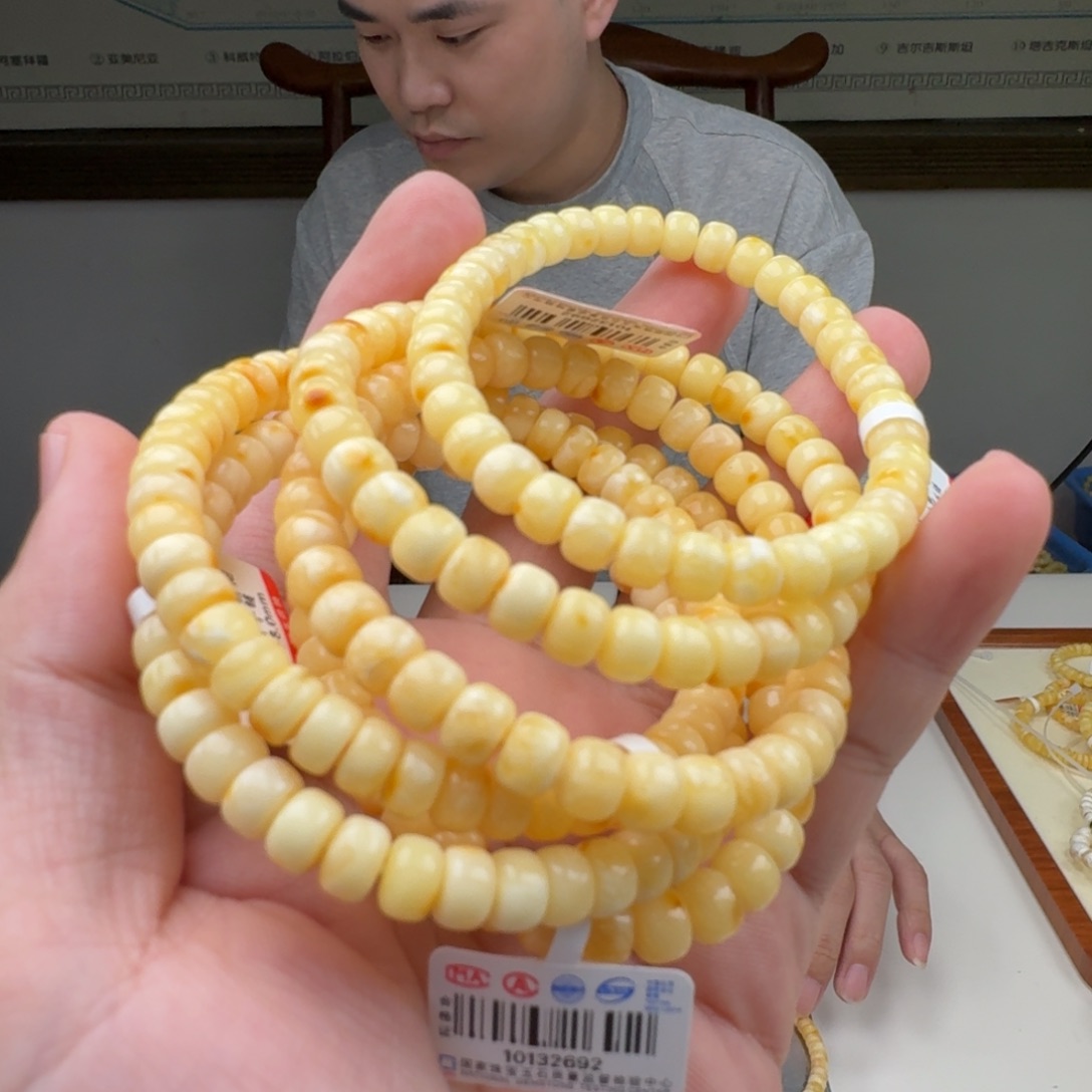 琥珀未镶嵌裸石多样性发其一