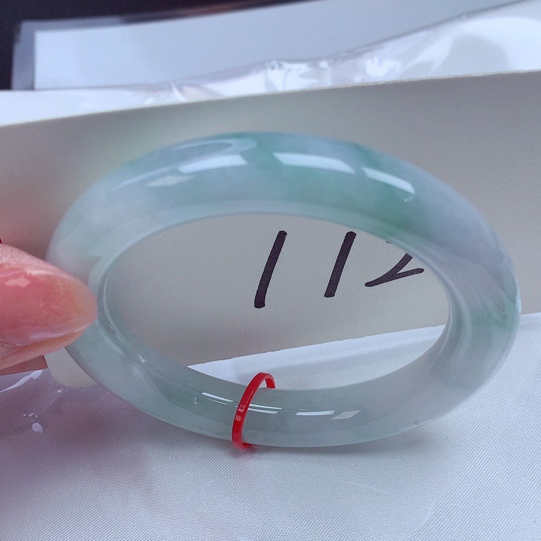 翡翠手镯未镶嵌翡翠