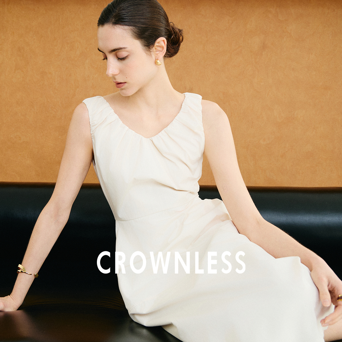 CROWNLESS未冕2025夏新品长绒棉府绸度假风立体褶皱V领无袖连衣裙