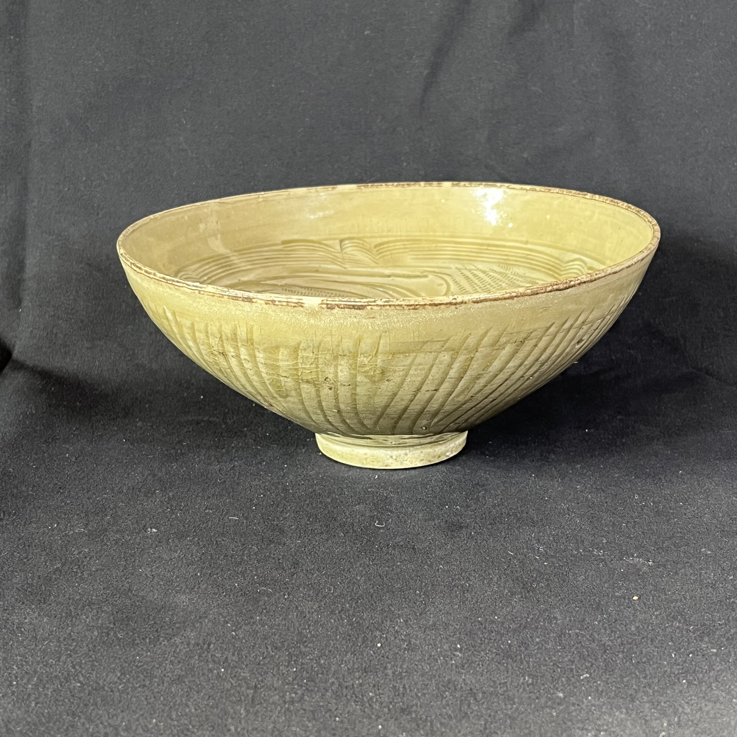 lot 13 青釉刻划花碗