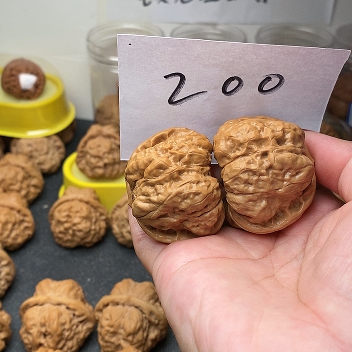 核桃蛤蟆42斤左右一个人在