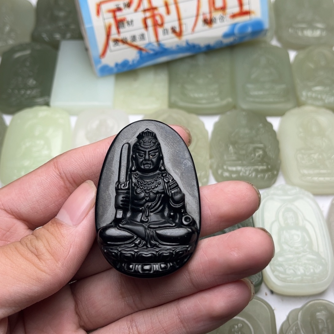 悦***宝翡翠未镶嵌颈饰定制不动尊