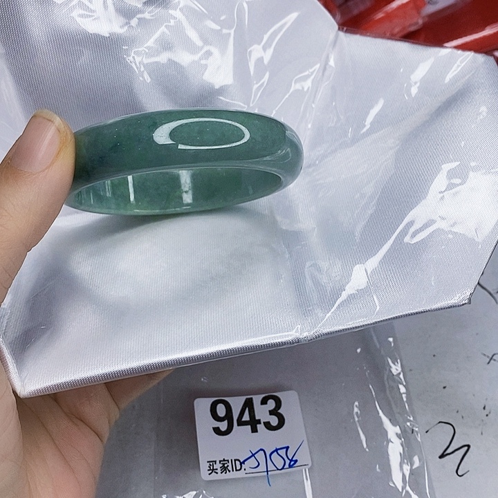 翡翠未镶嵌手镯一图一物实物为准（微瑕处理）