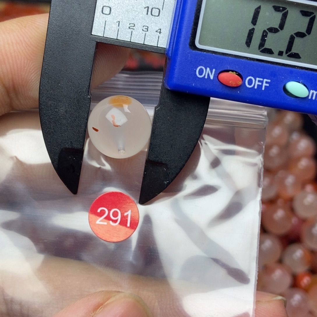 南红玛瑙未镶嵌有瑕疵