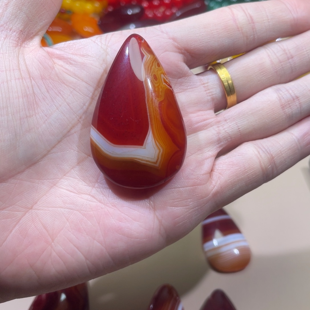 菩***！玛瑙/玉髓未镶嵌颈饰