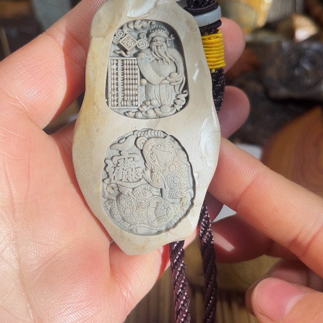 新疆原石雕刻手把件