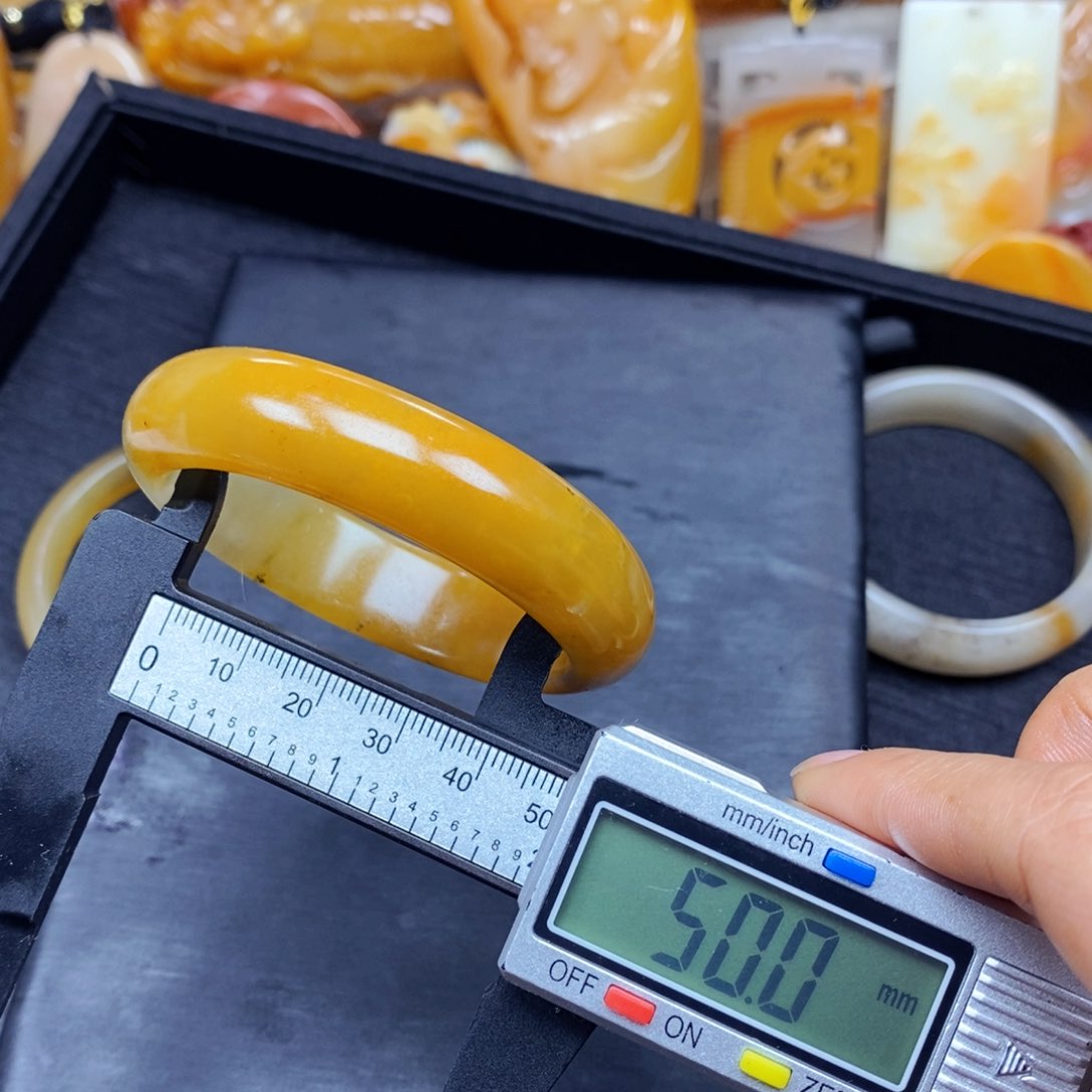 石英质玉（黄龙玉）颈饰未镶嵌