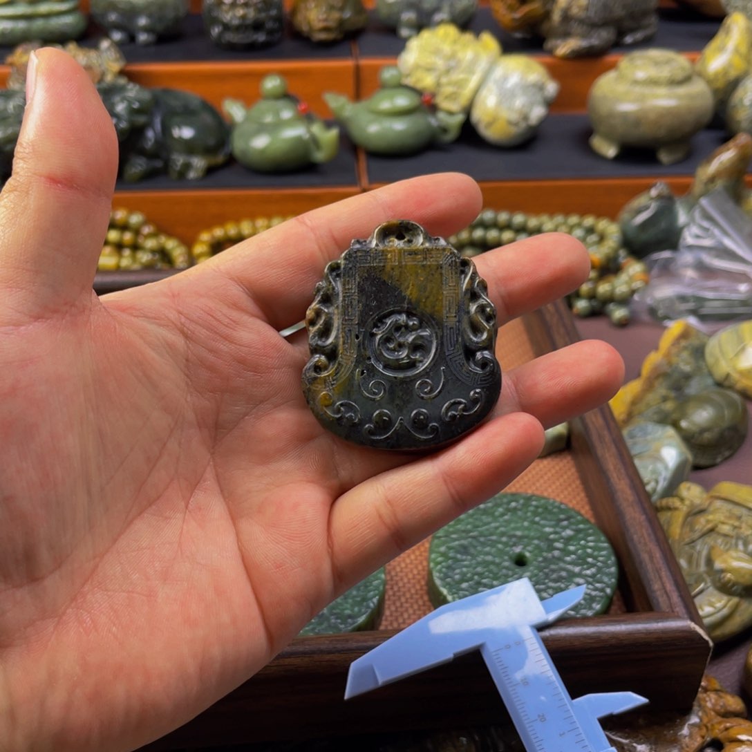 【闪购商品】未镶嵌岫岩河磨玉（透闪石质玉）挂件云**舒