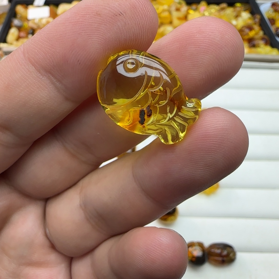 琥珀未镶嵌裸石1.78克有瑕
