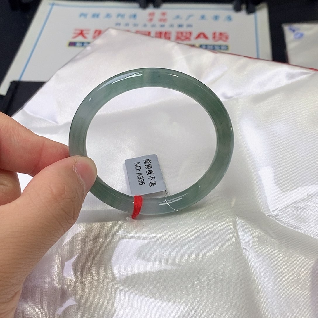 翡翠未镶嵌手镯（圆镯）